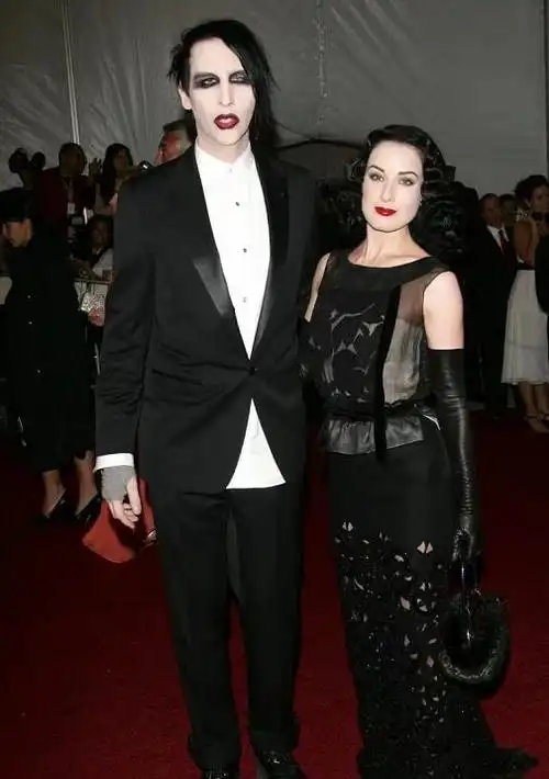 家暴男劈腿 与小14岁男友恩爱|玛丽莲·梦露|花花公子|蒂塔_网易订阅