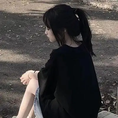 你低头浅笑的样子,真的惊艳了我好久好久._女生头像_我要个性网