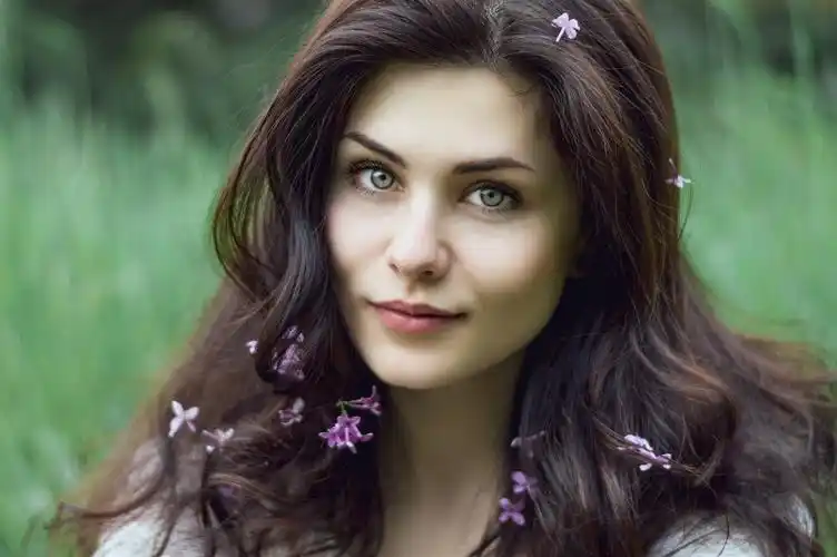 人物美女黑发绿眼睛人像傻笑艺术设计摄影照片自然植物花卉景深women