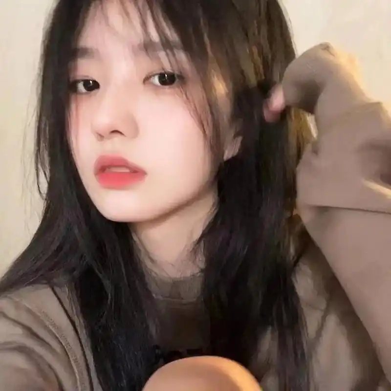 四张温柔挂的女生真人头像