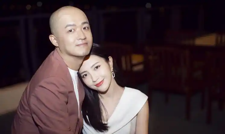 包贝尔被网友骂到关账号妻子评论区已沦陷网友表示给柳岩道歉