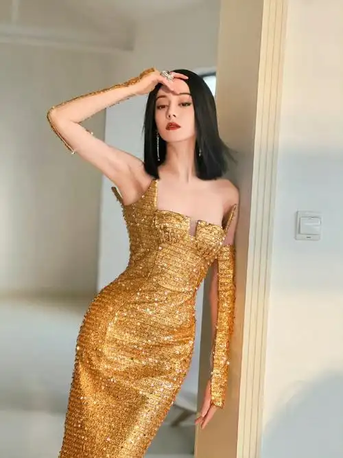 迪丽热巴金色碎钻鱼尾裙##迪丽热巴中分齐肩公主切