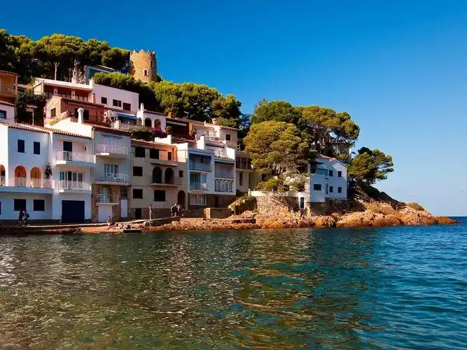 下载1600x1200 海,海岸,房屋,树木 壁纸, 图片