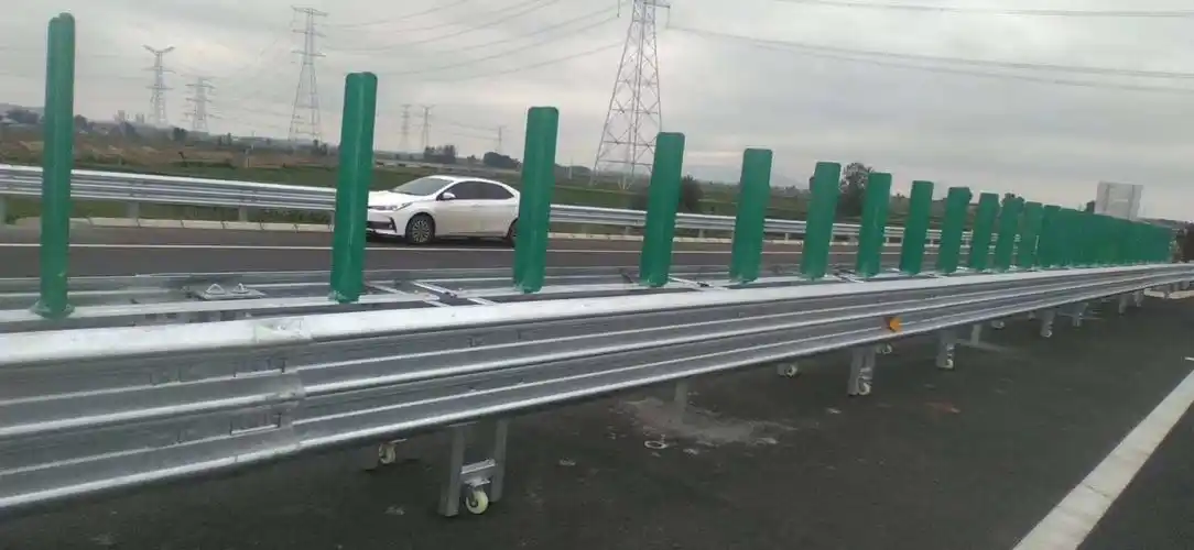 高速公路中央分隔带框架式活动护栏临时防撞护栏带碰撞报告