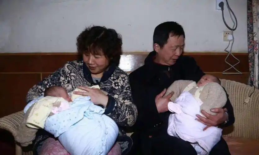 脖子|45岁闫学晶高龄拼二胎,现带3岁女儿腰脖子都疼,心有余而力不足