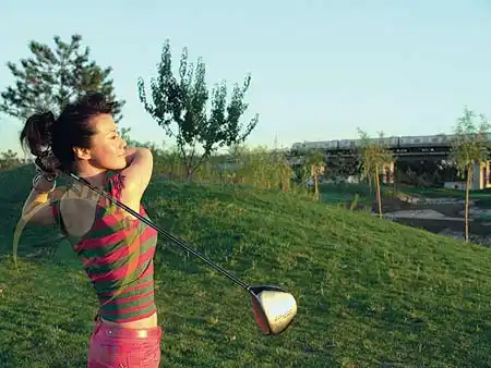 高尔夫果岭上的f1女主播央视主持朱环高球生活