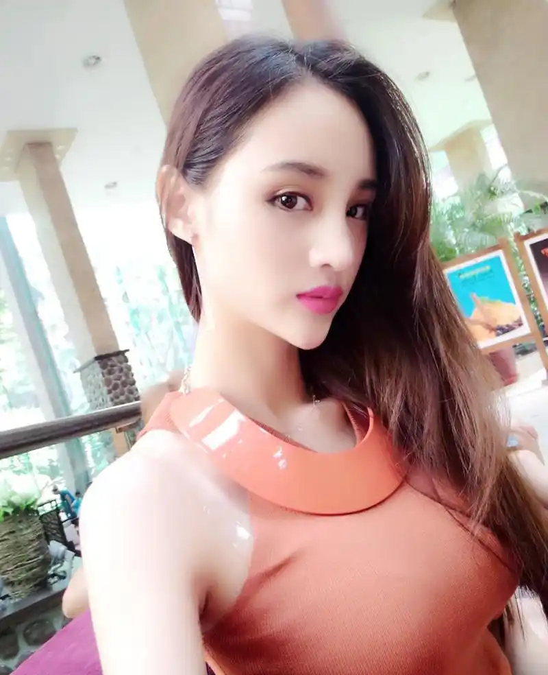 素有"车模界李嘉欣"之称的吴春怡兼具多项才艺,实力与颜值并存