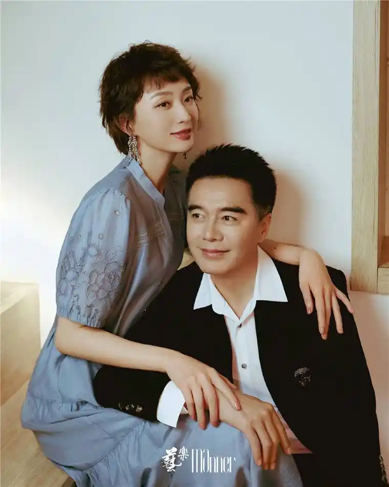 59岁许亚军四婚仍浪漫,520带妻子拍写真大片,小12岁娇妻不见老_张澍