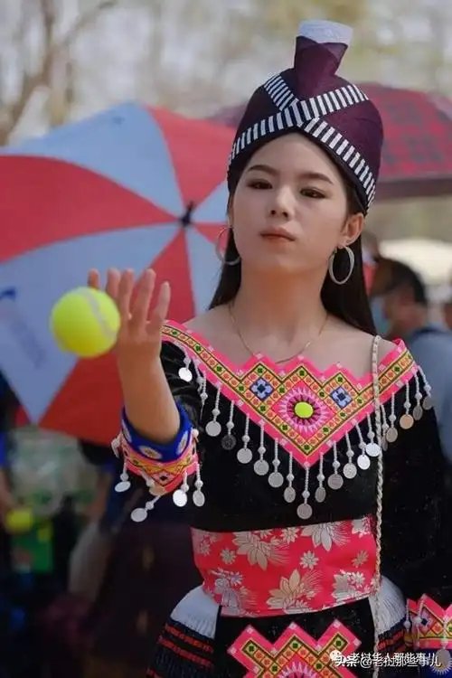 人山人海老挝苗族相亲大会川圹主会场大量漂亮妹子出现