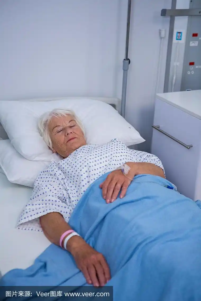 老年病人躺在床上