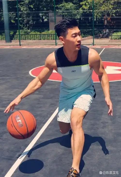 网友抓拍肌肉男换衣服,原来是网红健身教练的活动宣传照