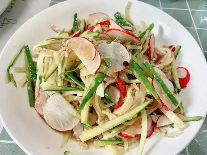 今天分享一道清爽开胃的简单家常凉菜,超级开胃爽口.