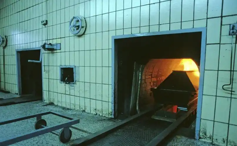 让逝者体面地离开火化工作亲友都避嫌有人说月薪5万也不干