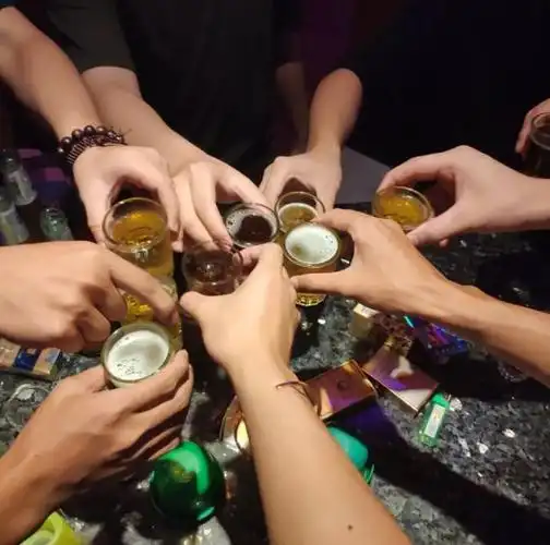 江苏无锡的一家ktv的包厢里,4名未成年人和3名成年人共同饮酒,其中