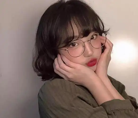 戴眼镜女生的短发仙气十足
