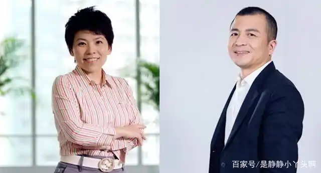 乒乓球皇后邓亚萍穿着粉色裤子和花衣服蹲着摘蔬菜