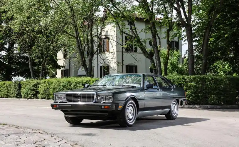 1986年,玛莎拉蒂对第三代总裁稍微进行了一点点改变,车型代号为royale