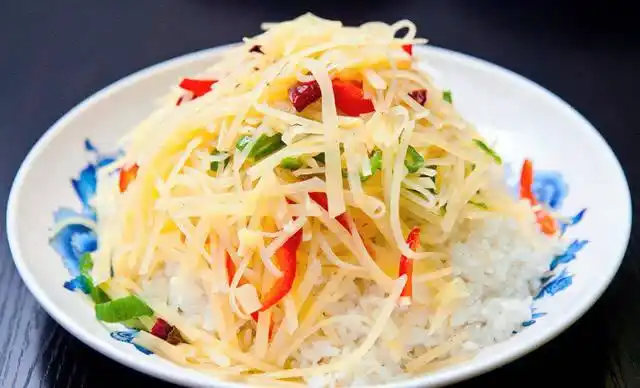 大饼卷腊肉 4,土豆丝盖饭 别看土豆便宜,但是做出来的美食毫不逊色