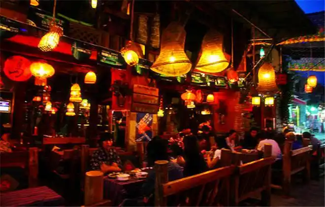 一般是在丽江古城北门那边上车,车程大概是2小时左右,约6