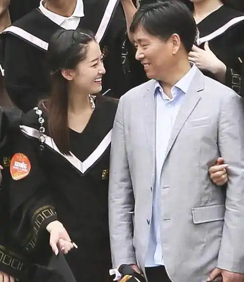 张辉早已结婚生子,为了能和刘熙阳在一起,他选择了和自己的妻子分手.