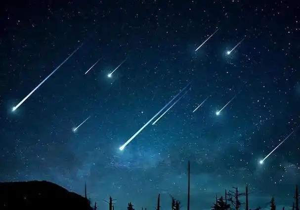 流星雨的美丽与神秘总是令人着迷,它们在夜空中划过的痕迹犹如梦幻般