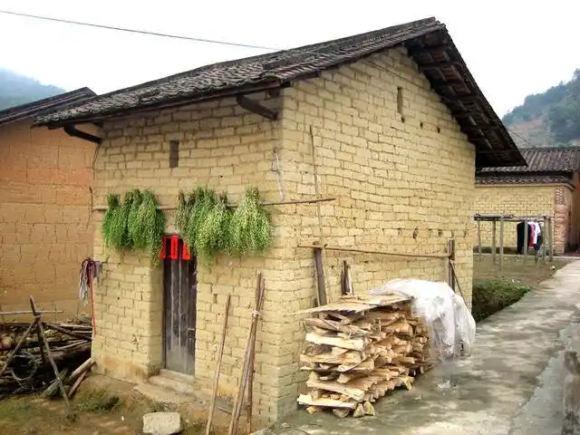 农村的泥砖屋又叫老瓦房,如果你从小到大一直住,某一天突然要拆除准备