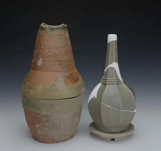 这是浙江慈溪上林湖后司岙唐五代秘色瓷窑址出土的秘色瓷净瓶和装烧