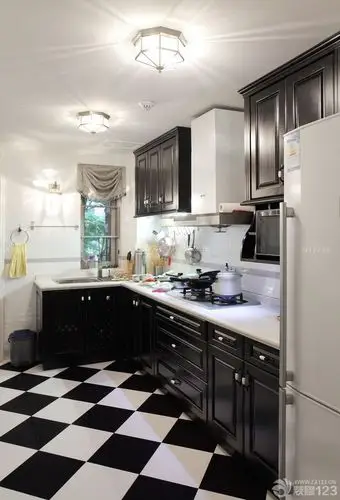 美式家装厨房黑白相间地砖装修效果图片