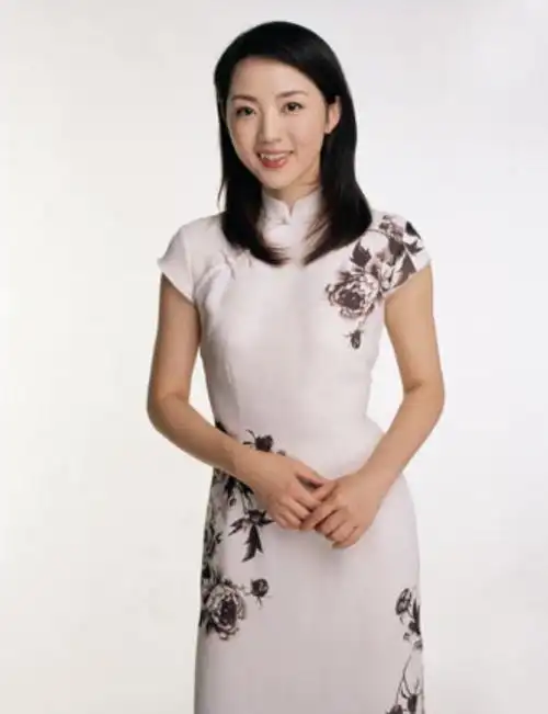 杨丹是湖南邵阳人,出生在一个十分富足的家庭里.