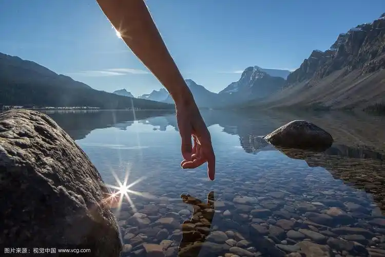 手指触摸表面的山湖,景色壮观