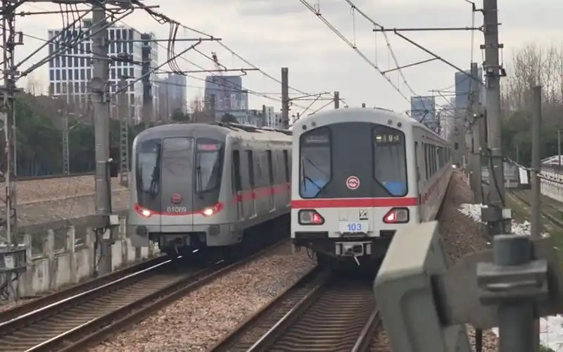 【随手拍】上海1号线01a01老老八103与01a07钢二169莲花路站交汇