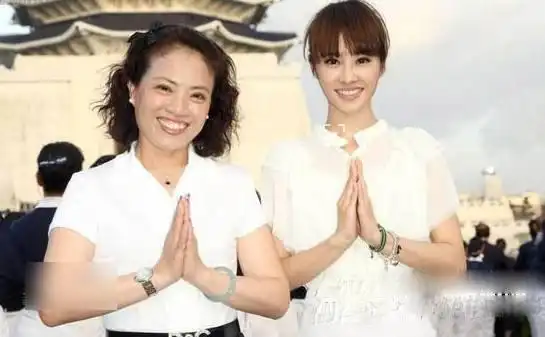 景甜晒全家福母女共用一张脸,这些星妈甚至比闺女还靓!