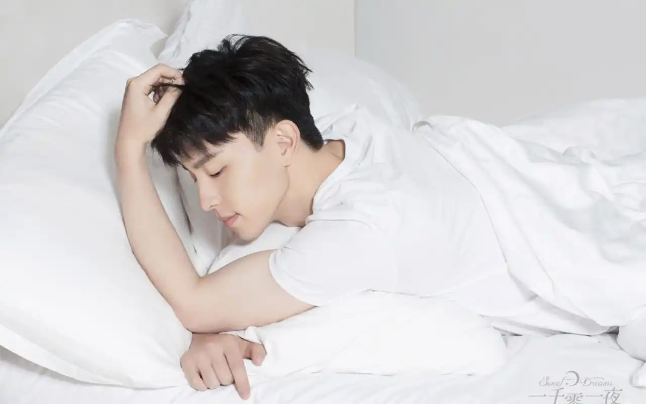 邓伦干净帅气壁纸_新生代偶像邓伦