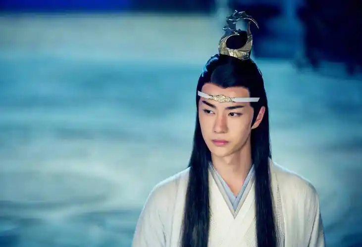 在杀青特辑中,肖战的原声爆发力很强,白衣神官造型仙气十足,很有书中"