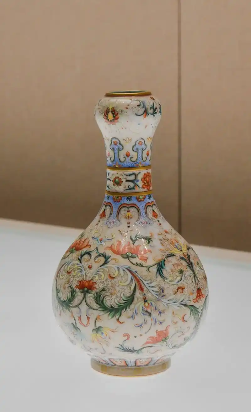 高清共赏乾隆珐琅彩蒜头瓶