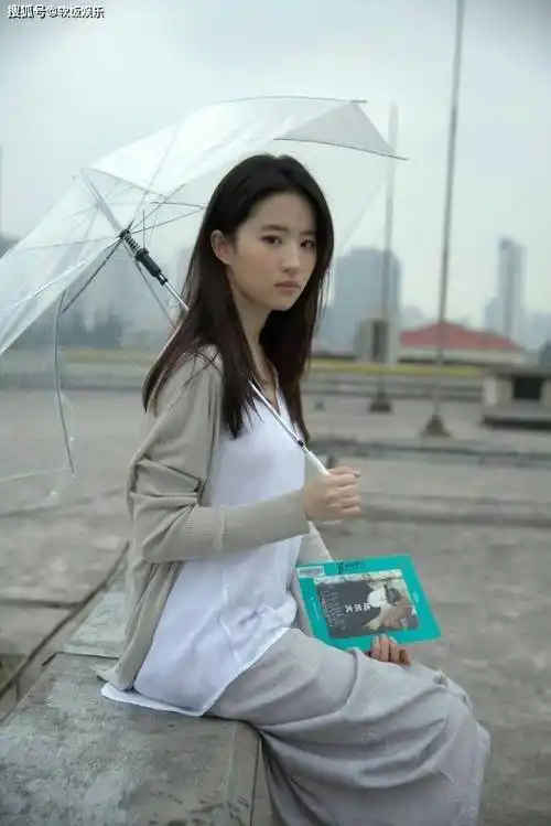 然而,从曝光的照片中可以看出,即便是平凡的学生时代,刘亦菲也展现出
