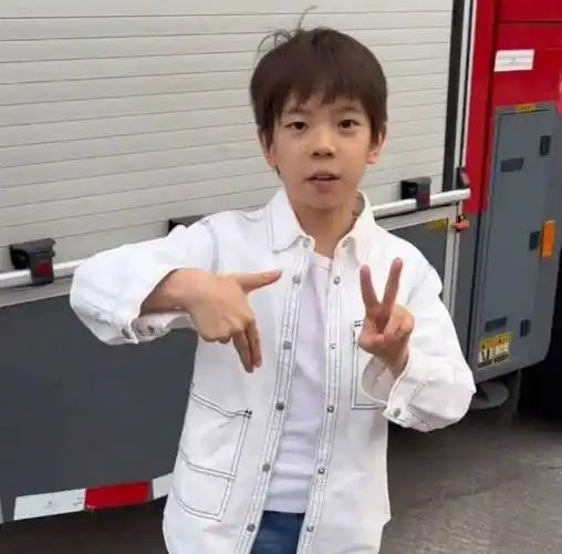 嗯哼近照疑腺样体面容引网友担心,体面被调侃长得像胡一统