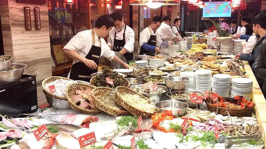广东豪华大排档,20米长桌摆满400多种菜!一条鱼110元,一座难求