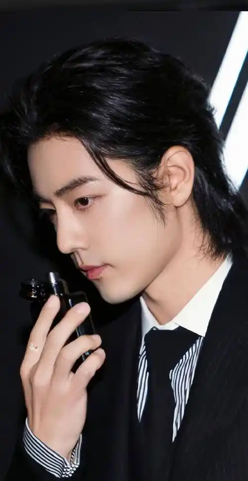 肖战着装品味高雅,气质极佳,他真正的时尚感在于内心的自信和独特