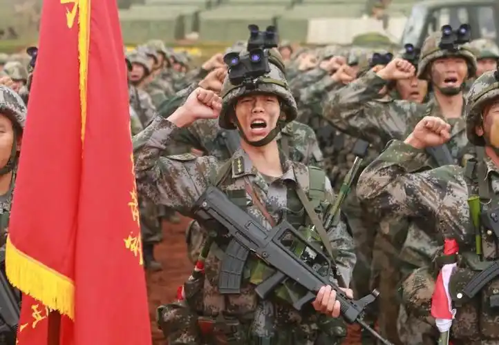 火光冲天这场跨昼夜实兵实弹综合演练燃