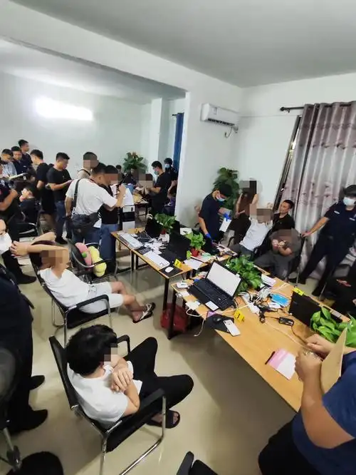 冒充女性进行"杀洋盘"式诈骗抓捕现场.海南警方供图