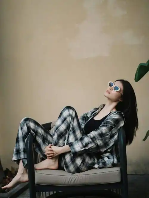 何穗-维密大秀-东方超模-深v礼服-健身服-长腿裸背玉足图片分享_身材