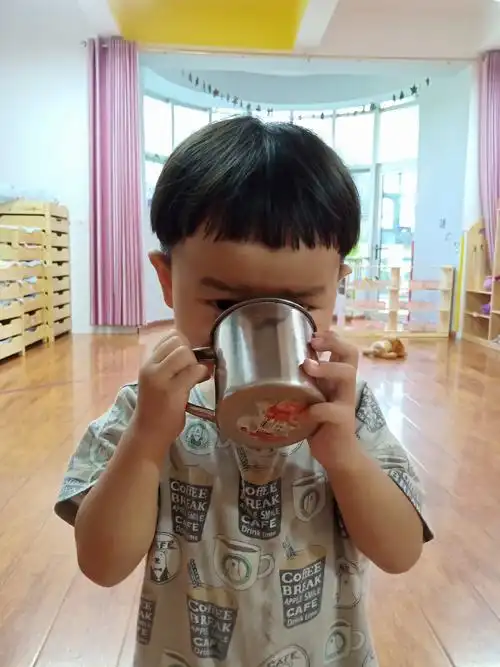 不要担心我在幼儿园喝水少了,老师都在按科学的方法带领我们正确喝水