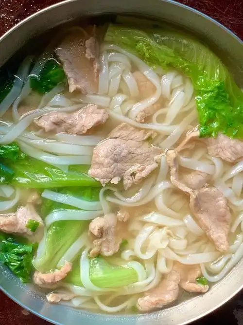 谁能拒绝这么一碗汤鲜味美的瘦肉汤河粉啊!!