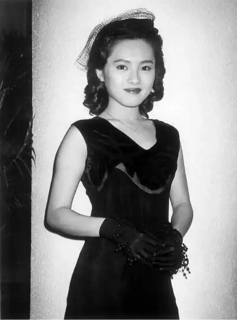 明星老照片:李丽珍的年代感黑白照. #港台明星记忆# #养眼美女