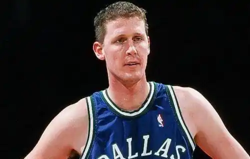 肖恩-布拉德利然而除了他那胜过姚明的身高以及成为球星们上演经典