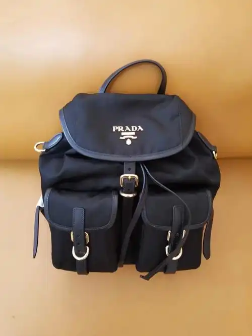 prada黑色尼龙抽绳双肩包