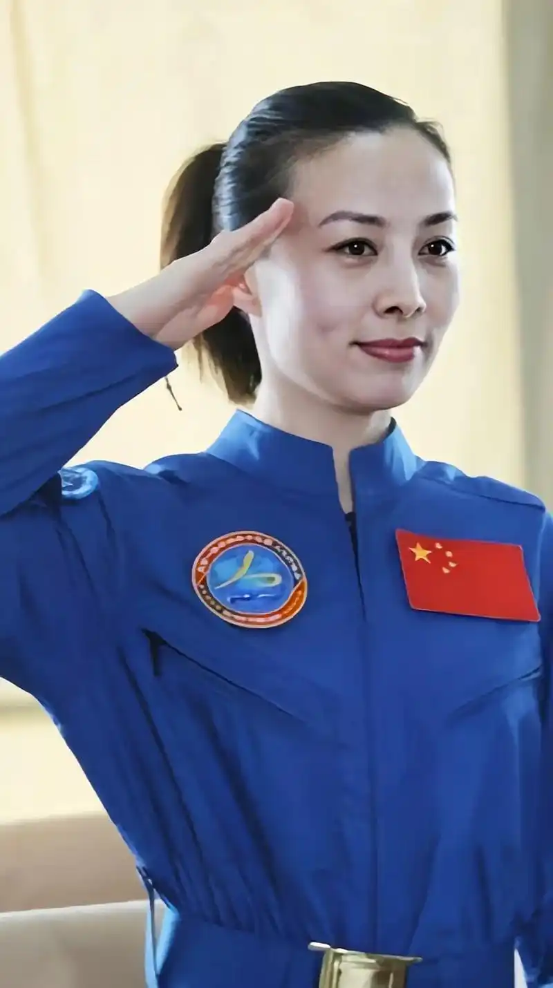 王亚平迈出中国女性舱外太空行走第一步,了不起!# - 抖音