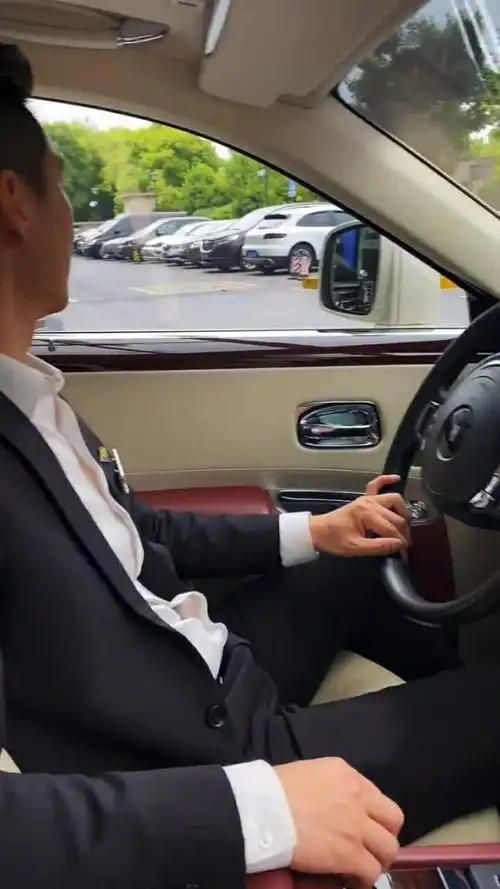 男人开车的样子其实非常帅气,给人独特的时尚感