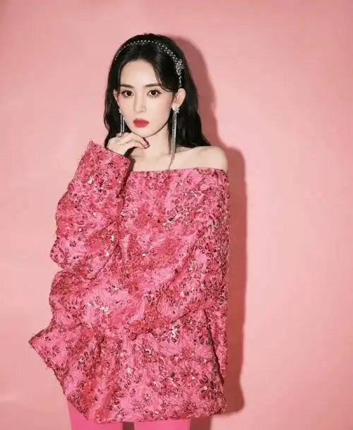 古力娜扎粉色一字肩亮相,甜美又时尚